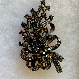 Beautiful black and rhinestone costume brooch